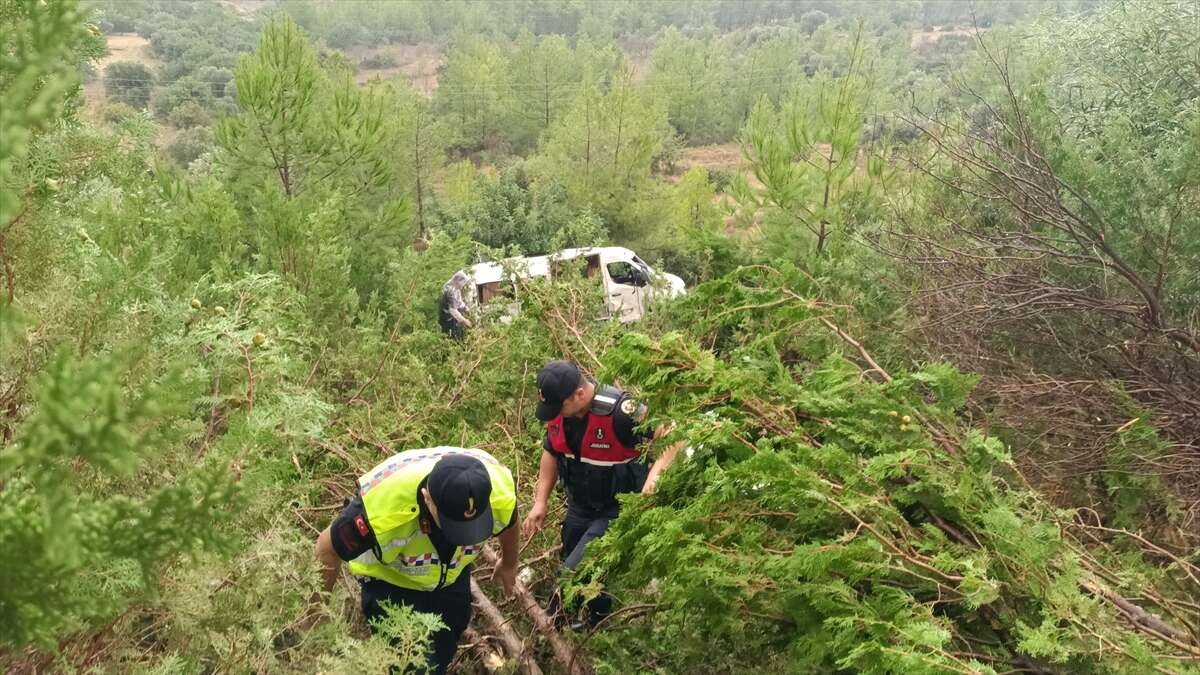 Yolcu minibüsü uçuruma yuvarlandı! 17 kişi yaralandı 2